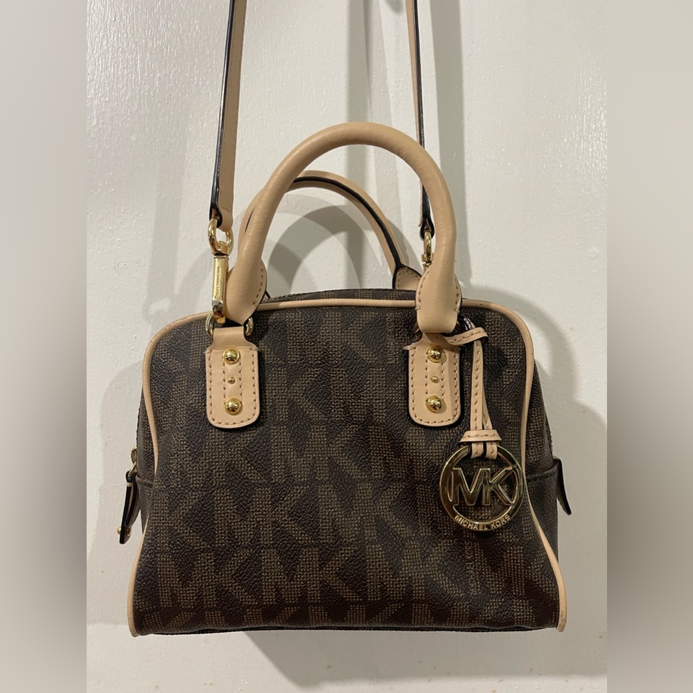 Mini Michael kors cross body or Can be used as regular.